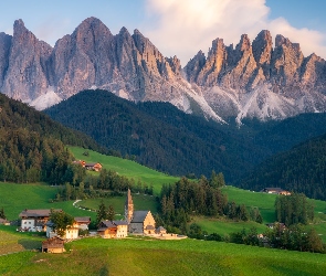 Domy, Chmury, Góry, Drzewa, Wieś, Włochy, Dolomity, Santa Maddalena, Lasy, Dolina, Val di Funes