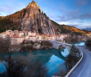 Skała Sisteron, Prowansja, Francja, Drzewa, Most, Rzeka Durance, Domy, Sisteron