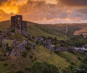 Chmury, Wschód słońca, Anglia, Zamek w Corfe Castle, Ruiny, Hrabstwo Dorset, Wzgórze