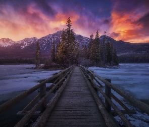 Góry, Zachód słońca, Park Narodowy Jasper, Kanada, Zima, Most, Chmury, Drzewa, Jezioro Pyramid Lake