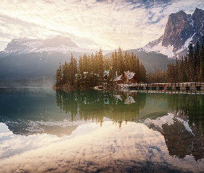 Kanada, Chmury, Most, Prowincja Kolombia Brytyjska, Las, Góry, Drzewa, Jezioro Emerald Lake, Park Narodowy Yoho, Dom