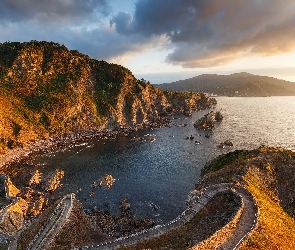 Góry, Zatoka Biskajska, Morze, Hiszpania, Chmury, Skały, Wyspa San Juan de Gaztelugatxe, Wybrzeże