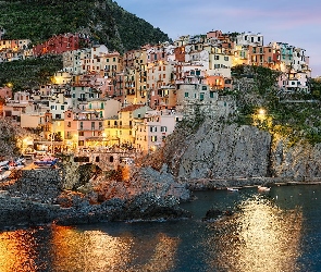 Kolorowe, Domy, Włochy, Miejscowość Manarola, Skały, Światła, Prowincja La Spezia, Zatoczka, Morze Liguryjskie, Region Liguria, Gmina Riomaggiore