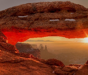 Stan Utah, Stany Zjednoczone, Zachód słońca, Łuk Mesa Arch, Skały, Promienie słońca, Park Narodowy Canyonlands