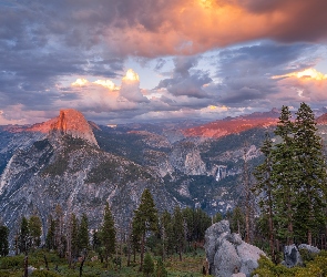 Drzewa, Stan Kalifornia, Stany Zjednoczone, Chmury, Góry, Skaliste, Sierra Nevada, Park Narodowy Yosemite