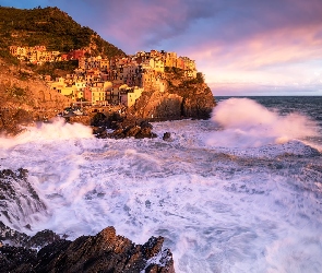 Fale, Skały, Domy, Zatoka, Manarola, Gmina Riomaggiore, Morze Liguryjskie, Cinque Terre, Włochy, Kolorowe