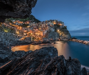 Zatoka, Światła, Domy, Skały, Manarola, Gmina Riomaggiore, Cinque Terre, Morze Liguryjskie, Włochy, Kolorowe