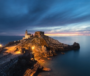 Skały, Noc, Miasteczko, Wybrzeże, Światła, Włochy, Portovenere, Liguria, Morze Liguryjskie, Chiesa di San Pietro, Kościół św Piotra