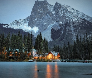 Dom, Most, Park Narodowy Yoho, Emerald Lake, Chmury, Kanada, Góry, Prowincja Kolumbia Brytyjska, Oświetlony, Drzewa, Jezioro