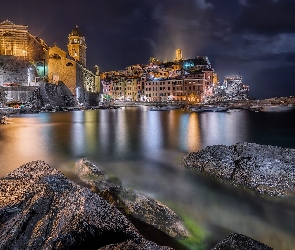 Gwiazdy, Noc, Skały, Światła, Domy, Prowincja La Spezia, Vernazza, Morze Liguryjskie, Włochy, Zatoka