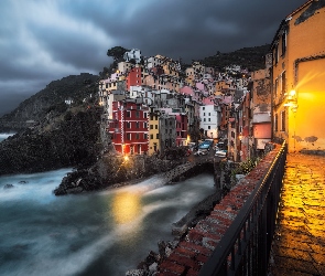 Morze, Domy, Noc, Cinque Terre, Miejscowość, Włochy, Kolorowe, Światła, Skały, Zatoka, Riomaggiore