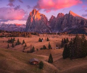 Góry Sassolungo, Chmury, Domy, Włochy, Drzewa, Wzgórza, Dolomity, Płaskowyż Seiser Alm, Dolina Val Gardena