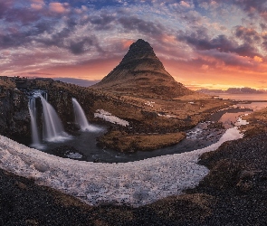 Góra Kirkjufell, Chmury, Zachód słońca, Wodospad Kirkjufellsfoss, Islandia