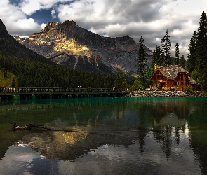 Góry, Drzewa, Park Narodowy Yoho, Jezioro, Chmury, Kanada, Restauracja, Prowincja Kolumbia Brytyjska, Emerald Lake, Cilantro on the Lake, Most