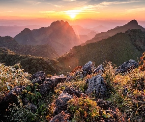 Tajlandia, Prowincja Chiang Mai, Skały, Góry Daen Lao, Promienie słońca, Roślinność