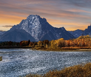 Stan Wyoming, Rzeka Snake River, Stany Zjednoczone, Park Narodowy Grand Teton, Szczyt Mount Moran, Jesień, Drzewa, Góry