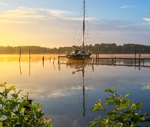 Niemcy, Drzewa, Jezioro Schwielochsee, Wschód słońca, Żaglówka, Pomost