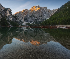 Drzewa, Łódki, Dolomity, Włochy, Braies Lake, Góry, Jezioro