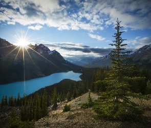 Kanada, Promienie słońca, Chmury, Alberta, Peyto Lake, Jezioro, Góry, Canadian Rockies, Park Narodowy Banff, Lasy