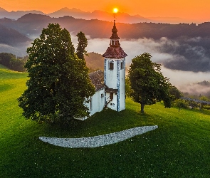 Mgła, Słońce, Drzewa, Wzgórze, Wieś Krivo Brdo, Gmina Skofja Loka, Kościół św Tomasza, Góry, Słowenia, Alpy Julijskie