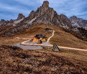 Góry, Włochy, Droga, Jesień, Domy, Prowincja Belluno, Dolomity, Przełęcz, Passo di Giau