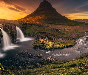 Zachód słońca, Chmury, Góra Kirkjufell, Islandia, Wodospad Kirkjufellsfoss, Rzeka