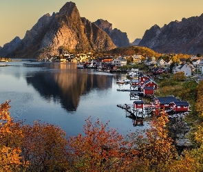 Lofoty, Ioska Reine, Norwegia, Góry, Domy, Morze, Drzewa, Jesień