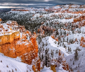 Śnieg, Drzewa, Zima, Skały, Utah, Góry, Stany Zjednoczone, Park Narodowy Bryce Canyon