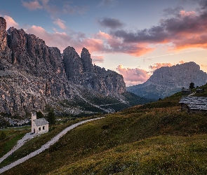 Szopa, Chmury, Góry, Ścieżki, Przełęcz, Włochy, Dolomity, Gardena Pass, Kapliczka, Las, Drzewa