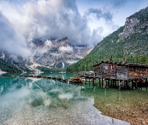 Południowy Tyrol, Dom, Chmury, Włochy, Jezioro, Pragser Wildsee, Dolomity, Lago di Braies, Pomost, Łódki, Góry, Drewniany