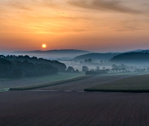 Góry, Wschód słońca, Dolina, Pola, Drzewa, Mgła