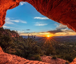 Drzewa, Skały, Arizona, Promienie słońca, Czerwone, Stany Zjednoczone, Sedona