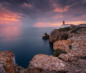 Portugalia, Latarnia morska, Wybrzeże, Chmury, Skały, Morze, Sagres, Cabo de Sao Vicente, Przylądek Świętego Wincentego