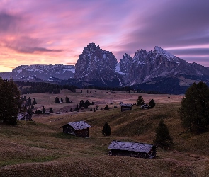 Włochy, Drewniane, Chmury, Domki, Płaskowyż Seiser Alm, Góry Sassolungo, Dolina Val Gardena, Drzewa, Dolomity, Zachód słońca