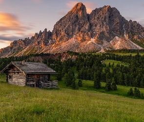 Góra Peitlerkofel, Dom, Góry, Drzewa, Południowy Tyrol, Dolomity, Włochy, Chmury