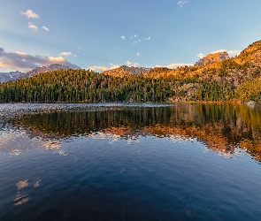 Góry Skaliste, Kolorado, Drzewa, Stany Zjednoczone, Chmury, Kamienie, Jezioro, Bear Lake, Park Narodowy Gór Skalistych