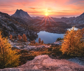 Stan Waszyngton, Drzewa, Jesień, Stany Zjednoczone, Góry Kaskadowe, Inspiration Lake, Alpine Lakes Wilderness, Jezioro, Enchantments, Wschód słońca, Rezerwat przyrody, Skały