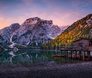 Włochy, Dom, Pomost, Łodzie, Poranek, Pragser Wildsee, Lago di Braies, Góry, Jezioro, Dolomity