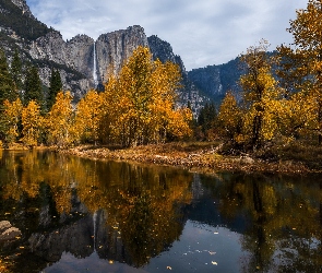 Merced River, Pożółkłe, Stany Zjednoczone, Upper Yosemite Falls, Drzewa, Jesień, Kalifornia, Góry, Rzeka, Park Narodowy Yosemite, Wodospad