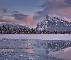 Kanada, Park Narodowy Banff, Drzewa, Prowincja Alberta, Mount Rundle, Góry, Jezioro, Two Jack Lake, Zima, Odbicie
