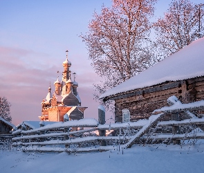 Rosja, Szopa, Cerkiew, Domy, Drzewa, Śnieg, Obwód archangielski, Wieś Kimzha, Zima