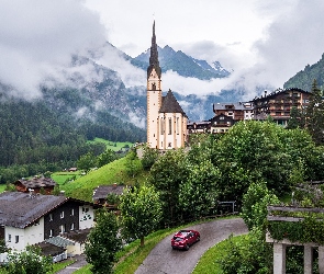 Heiligenblut am Großglockner, Kościół św Wincentego z Saragossy, Alpy, Austria, Domy, Góry, Mgła