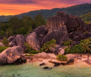 Zachód słońca, Skały, Anse Source dArgent, Palmy, Wyspa, Góry, La Digue, Morze, Seszele, Plaża