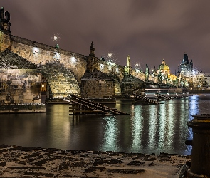 Praga, Budynki, Czechy, Rzeka Wełtawa, Latarnie, Most Karola, Światła, Noc