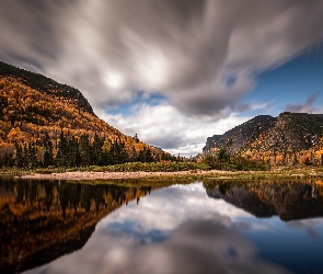 Góry, Odbicie, Jesień, Drzewa, Prowincja Quebec, Rzeka Malbaie, Kanada, Chmury