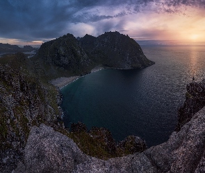 Wyspa Moskenesoya, Plaża, Norwegia, Skały, Zachód słońca, Morze, Człowiek, Kvalvika Beach