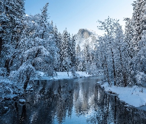 Ośnieżone, Zima, Merced River, Drzewa, Park Narodowy Yosemite, Kalifornia, Góra, Half Dome, Stany Zjednoczone, Rzeka