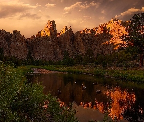 Stany Zjednoczone, Rzeka, Drzewa. Zachód słońca, Crooked River, Krzewy, Skały, Stan Oregon, Park stanowy Smith Rock, Góry