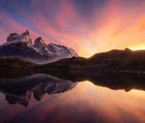 Chile, Wschód słońca, Torres del Paine Jezioro, Park Narodowy Torres del Paine, Pehoe Lake, Masyw, Patagonia, Góry, Cordillera del Paine