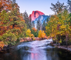 Kalifornia, Rzeka Merced, Stany Zjednoczone, Jesień, Góry, Park Narodowy Yosemite, Góra Half Dome, Drzewa